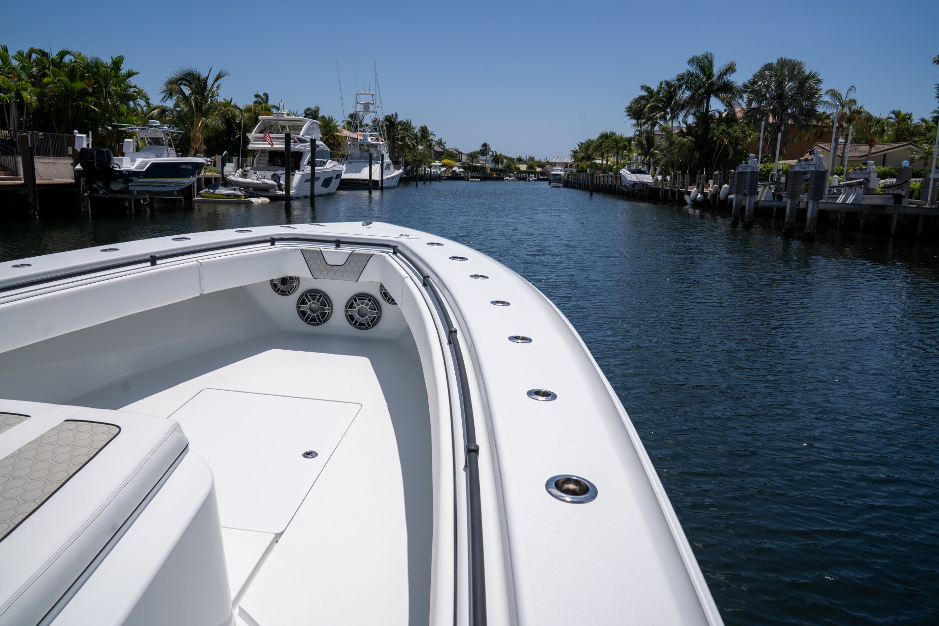 Yacht Photo 33